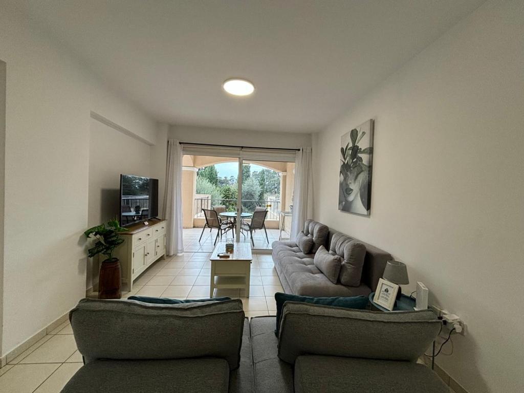 Cozy Apartment In Paphos Beautiful Complex Exterior photo